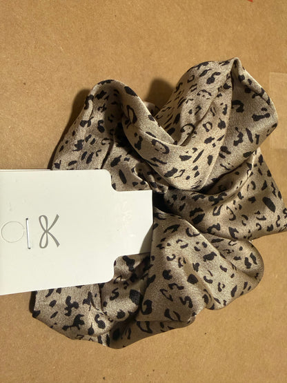 Léa Leopard Oversized Satin Scrunchie – Taupe Animal Print