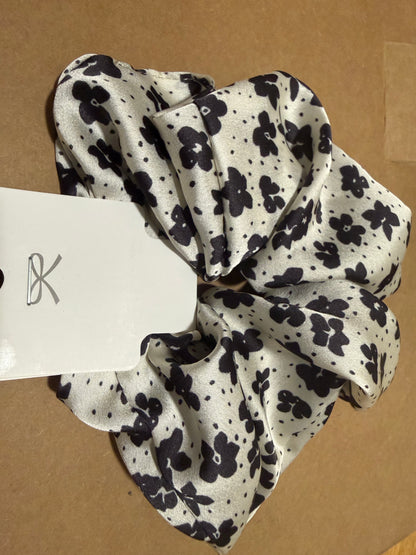 Fleur Noir Oversized Satin Scrunchie – Ivory Floral